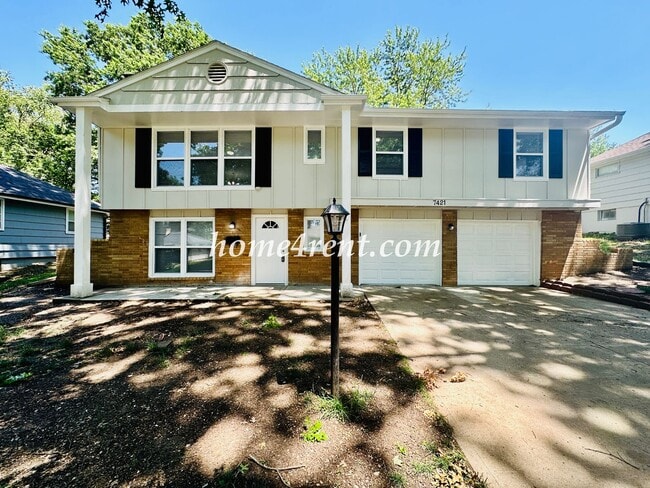 Building Photo - Updated Raytown Ranch w/ Wood Floors, SS Appliances, Finished Basement and a Fenced Yard!