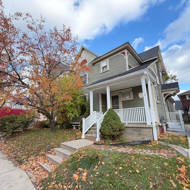 Building Photo - Spacious 4 Bedroom in Heritage Hill!