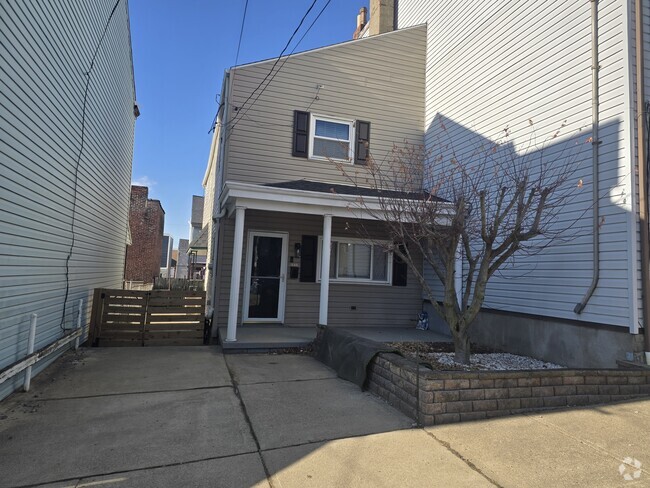 Front Door & Parking - 440 Taylor St Rental