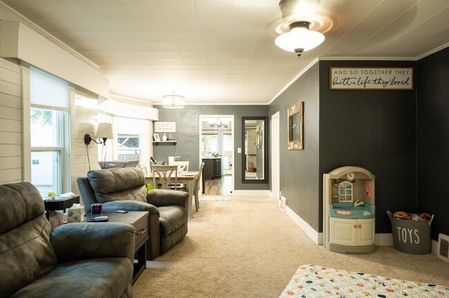 Living room - 613 E 3rd Ave