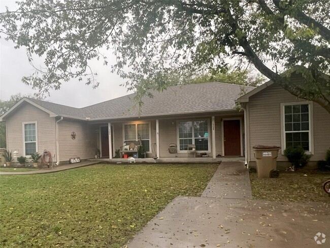 For rent in Lone Oak, ISD: a cute and spacious 2-bedroom, 1-bathroom duplex in a spirited community, - 306 Mill St Rental