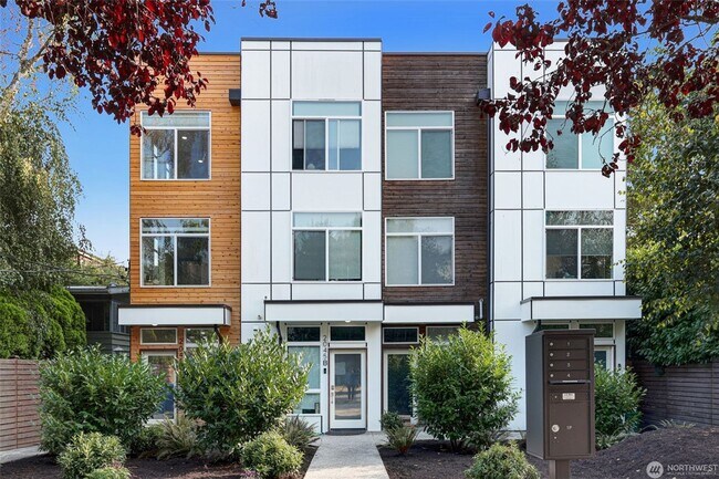 Building Photo - Stylish 2020-Built townhome in heart of Ballard