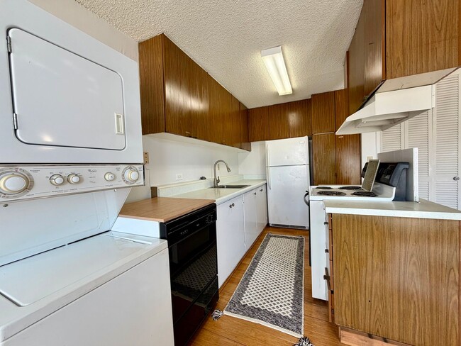 Photo - King Manor: Central 1 Bed, 1 Bath Apartment with 1 Parking Space Unidad 1803