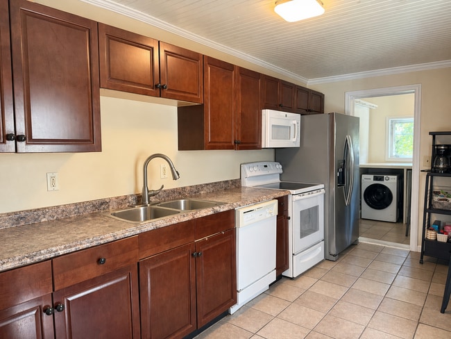 Photo - Beautiful 3 Bedroom Townhome in Lancaster - First Floor Washer/Dryer!