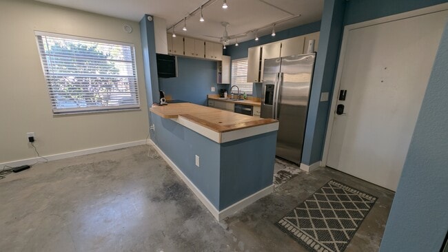 Kitchen - 5039 Village Gardens Dr