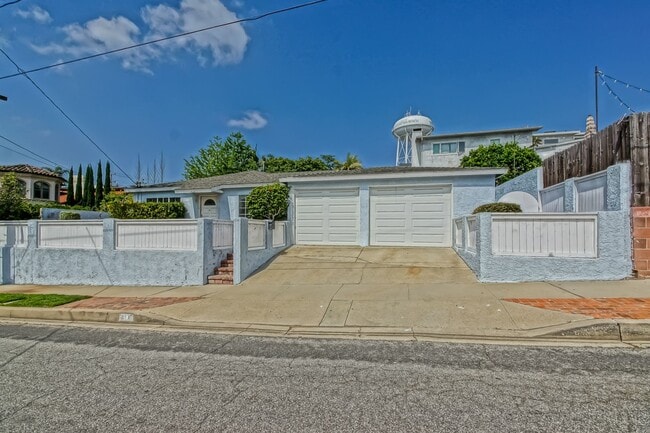 Building Photo - CHARMING & AIRY HOME W/ SPACIOUS FENCED YARD & LARGE 2-CAR GARAGE CLOSE TO SCHOOLS, SHOPPING & MI...