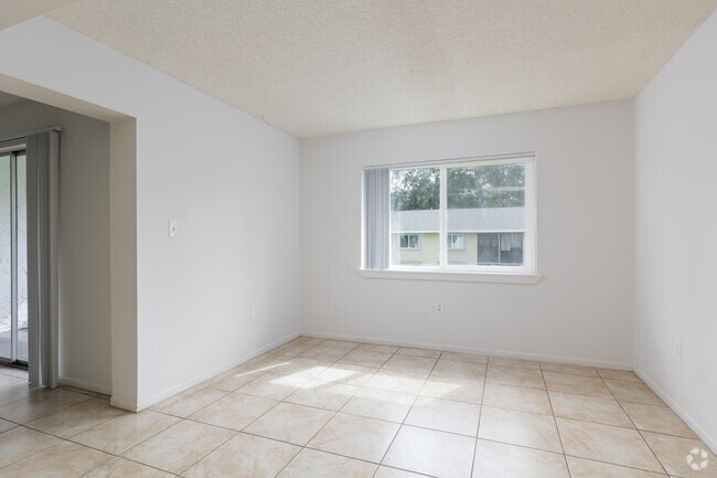 1BR, 1BA 842SF