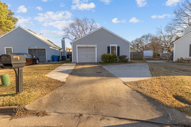 Building Photo - 1012 Danbury Cir