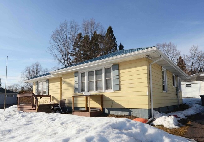 Building Photo - AVAILABLE JUNE - 5 Bed/2 Bath Home Close To Campus!