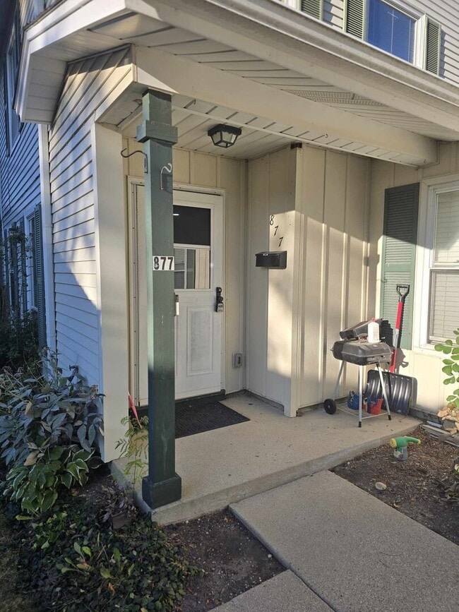 Photo - 877 Wellington Ave