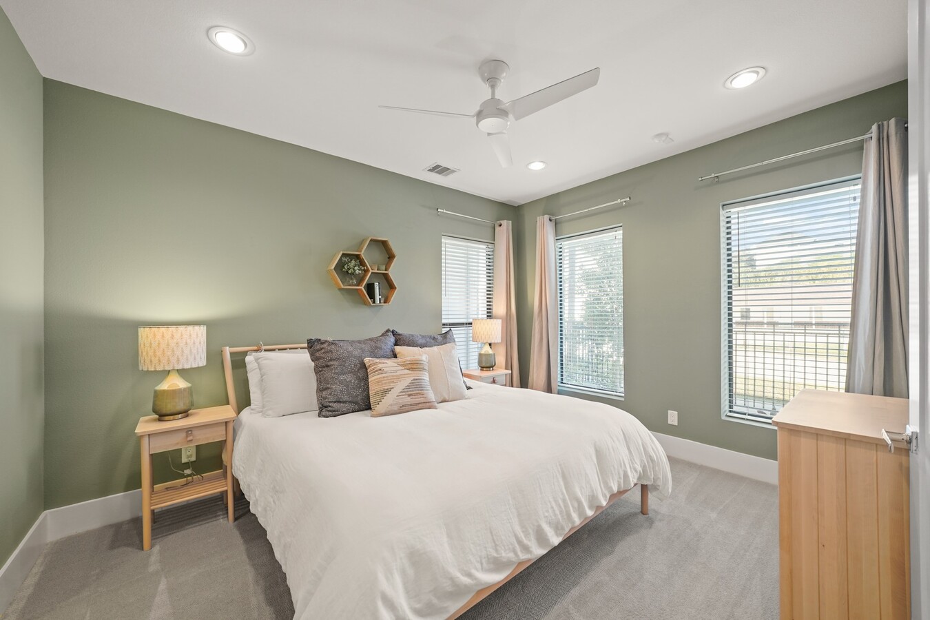 Photo - 5703 Larkin St