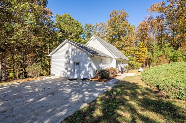 Photo - 3 Bedrooms, 2.5 Bathrooms - Home in Silver Creek!