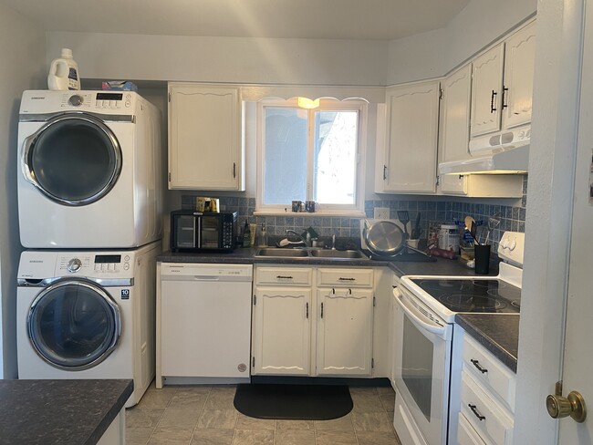 Kitchen - 6630 Nokomis Cir