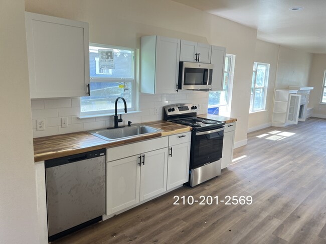 1106 W Ridgewood Ct