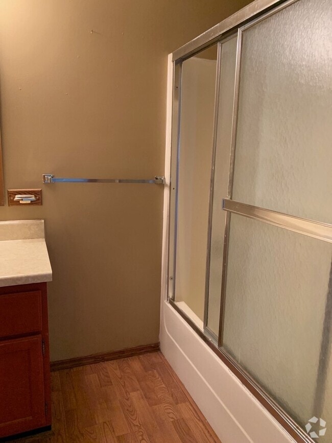 Building Photo - 2 Bedroom 2 Bathroom Condo Close to Campus!