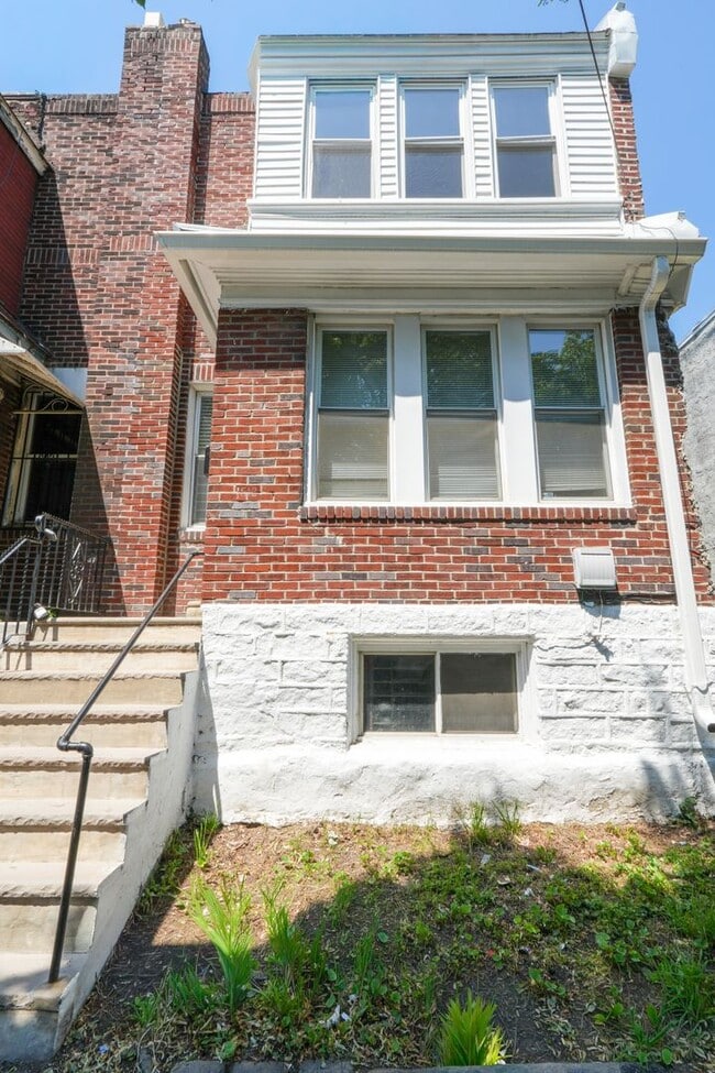 Building Photo - Move-In Ready 3BR/1BA South Philly Rowhome with In-Unit Laundry — 2 or 3BR Housing Choice Voucher...