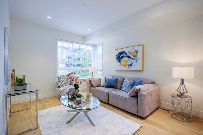 Photo - 19935 75A Av