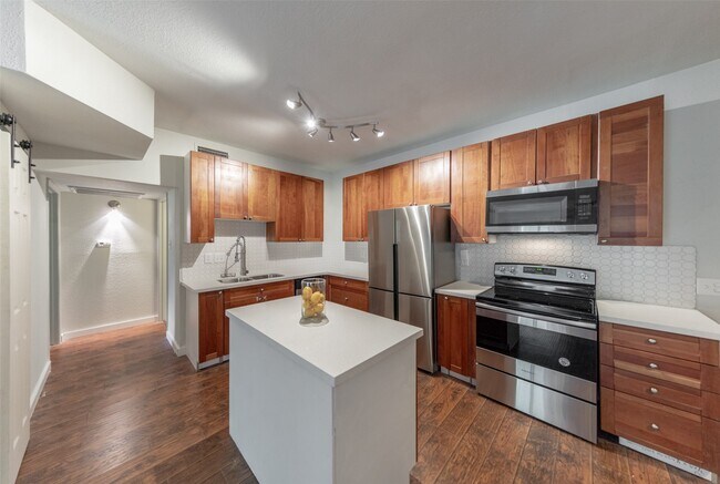 Building Photo - 10811 Richmond Ave. Unit 8 Rental