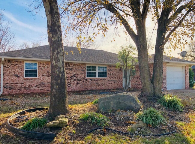 Building Photo - 1203 E Pecan St Rental