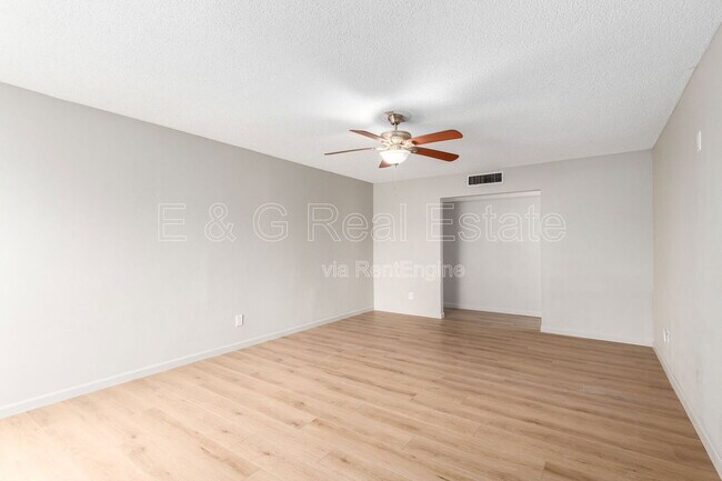 Photo - 103 E Del Rio Dr