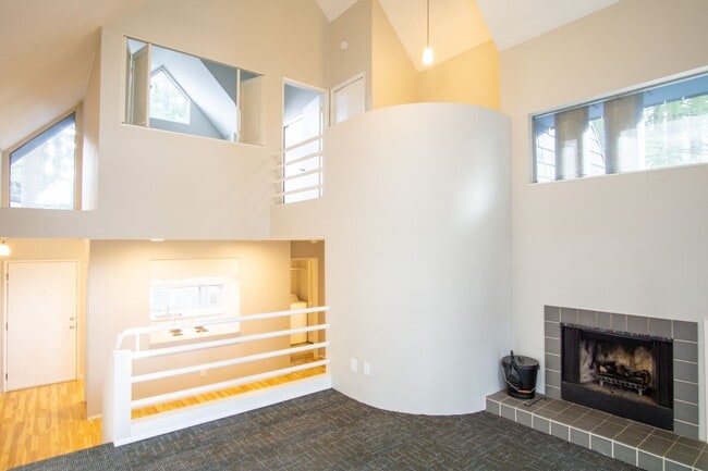 Building Photo - Fantastic Lake Oswego 2Bdr w/Fireplace, Dishwasher & W/D + Balcony Unit 4701-C