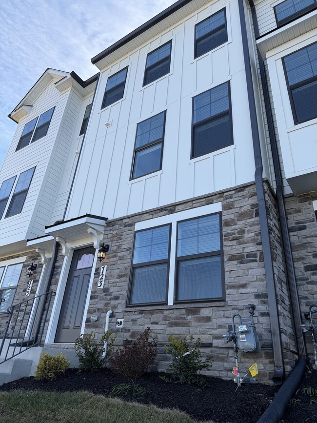 Photo - 723 Courier Ln