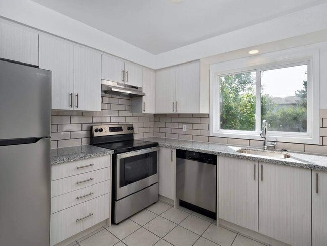 Building Photo - Stoneglen Townhouses