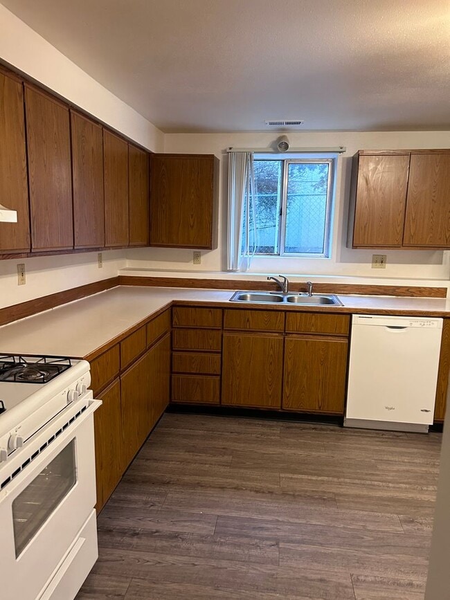 Photo - 220 W 2nd St