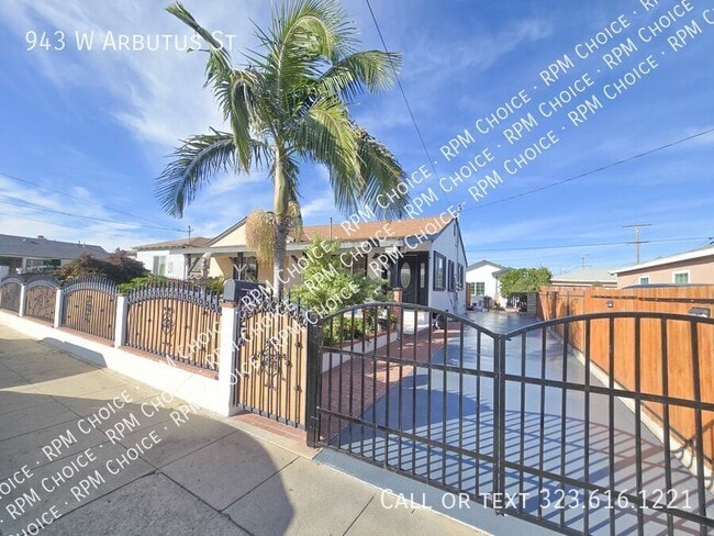 Building Photo - 943 W Arbutus St