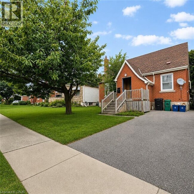 Photo - 492 Courtland Ave E