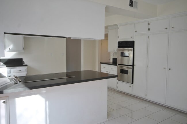 Building Photo - LARGE Gorgeous Pool Home Rare-5 bedroom ov...