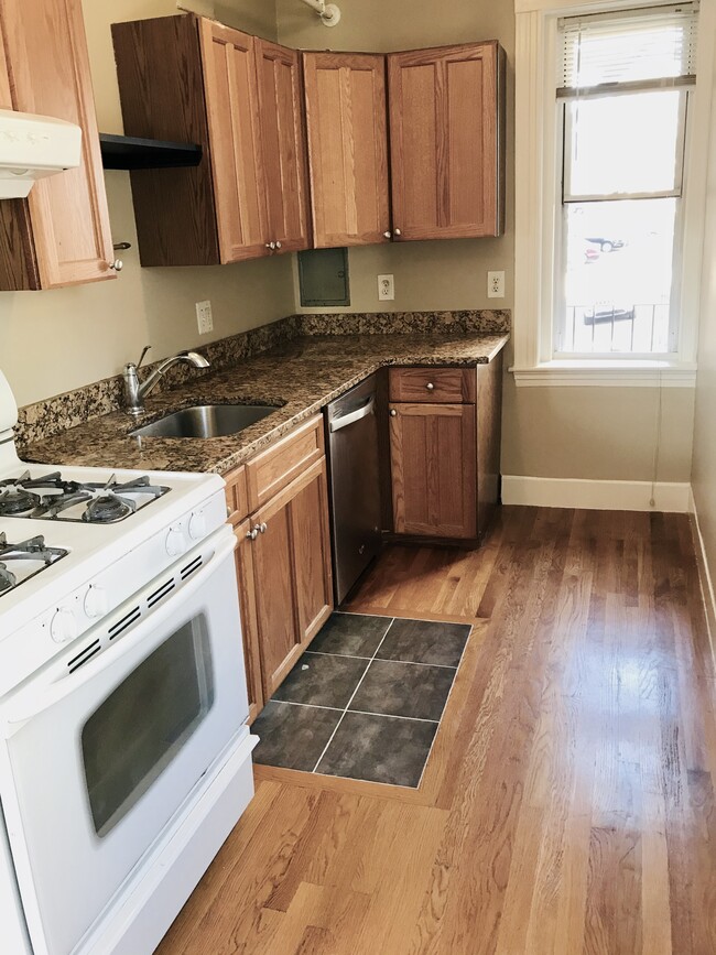 Renovated eat in kitchen with two exposures - 1607 Commonwealth Ave Apartamentos Unidad #14