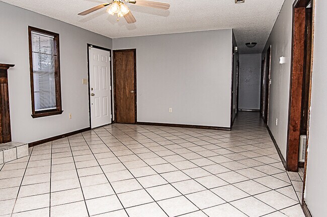 Photo - 116 Walker Cir E