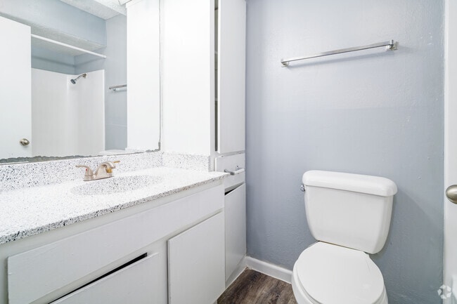 2BR, 1BA - 918SF - Bathroom - Estrella Park Apartments