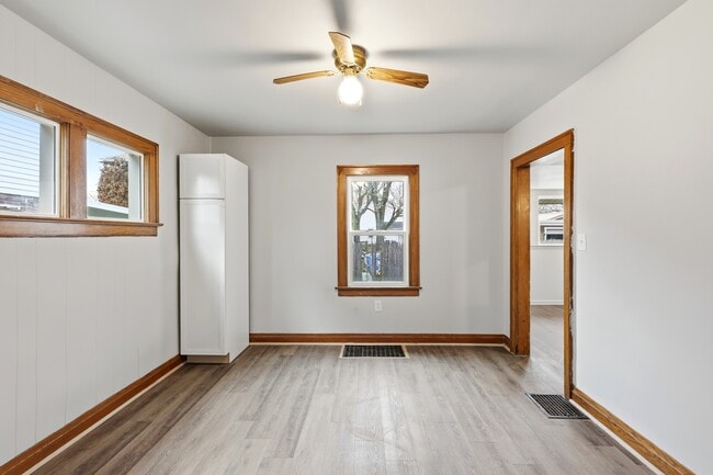 Photo - 607 W Grand Ave