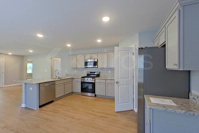 Photo - 649 June St