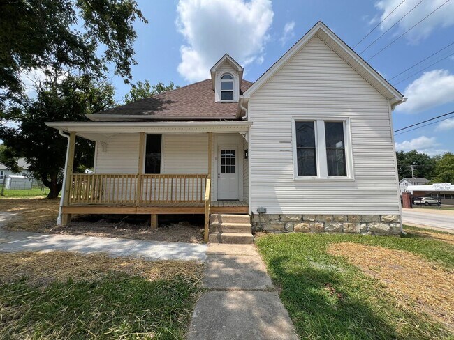Newly Remodeled 2 Bed 1 Bath Home in Downt... - Newly Remodeled 2 Bed 1 Bath Home in Downt...