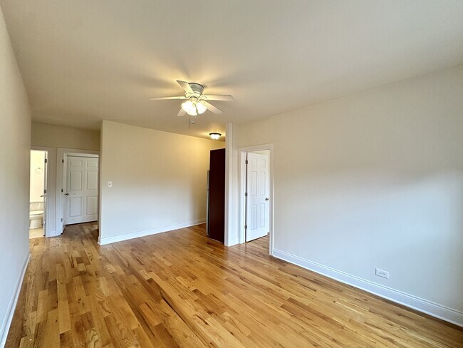 Building Photo - 736 W Cornelia Ave Unit 3E