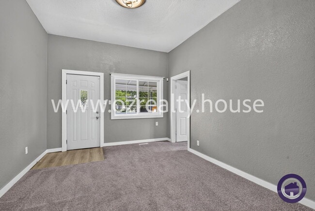 Photo - 565 Viking St