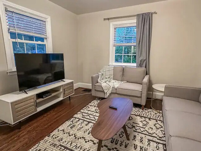 Photo - 612 E Woodlawn Rd