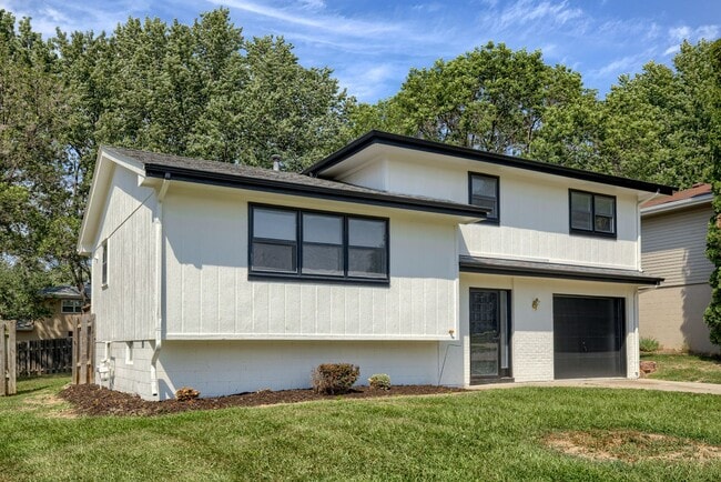 Photo - Adorable Multilevel is looking for you!