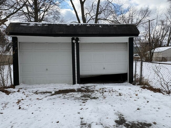 Photo - 17407 Woodbury Ave