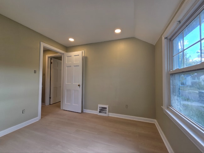 Photo - 4057 Bushnell Rd