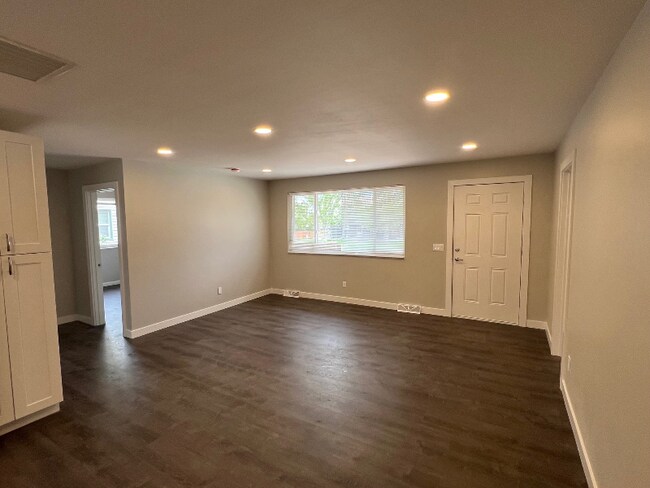 Photo - 425 S Oak St