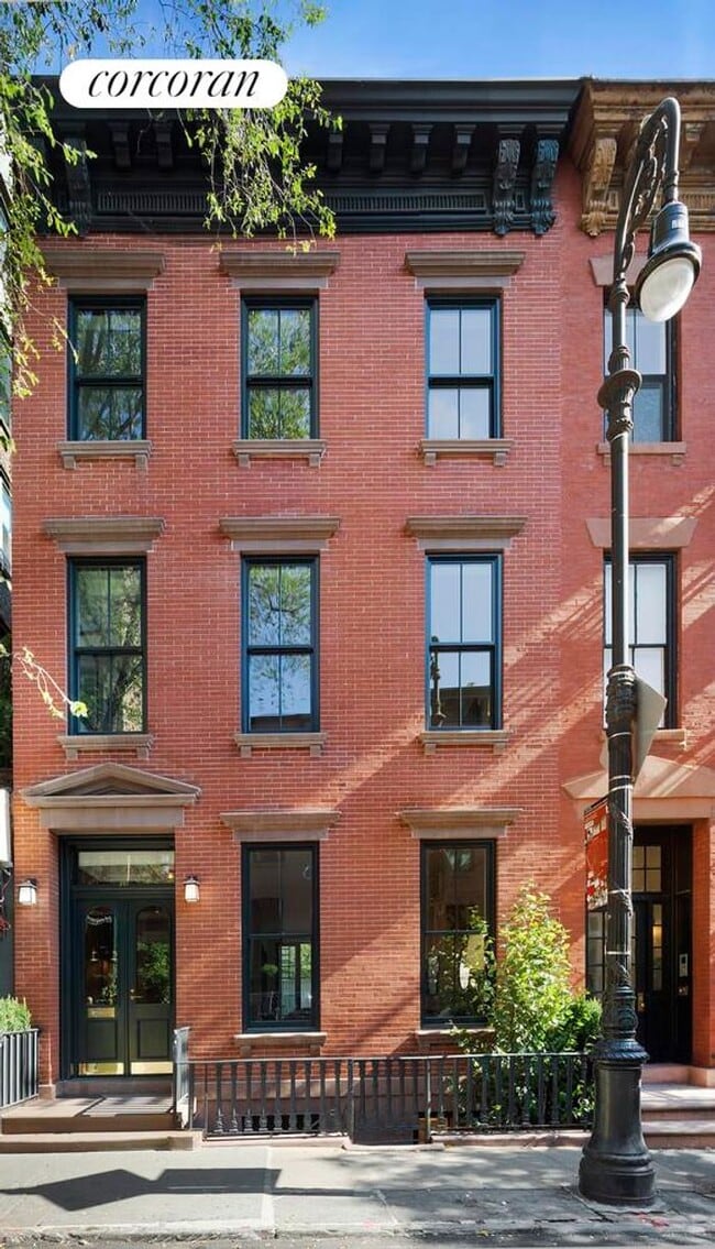 Building Photo - 257 W 4th St Rental