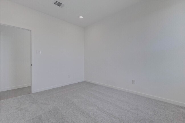 Building Photo - 5819 Majestic Sky Dr