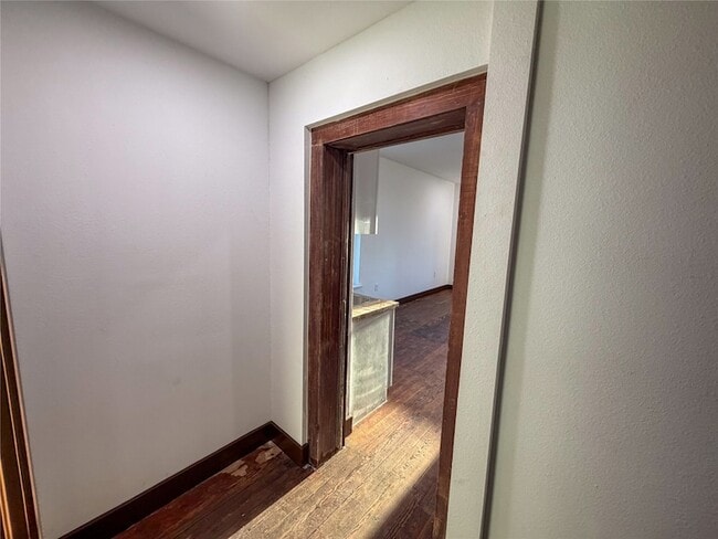 Building Photo - 107 E Stone St Unit B