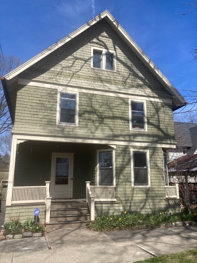 Photo - 208 Farm St