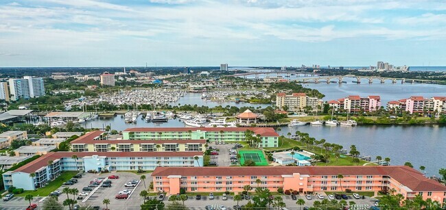 Building Photo - Spacious Riverview 1B/1B Condo Unit 215C