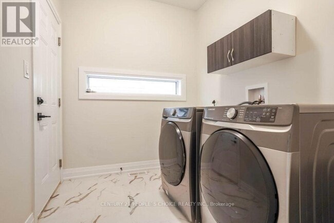 Photo - 213 Sedgewood St
